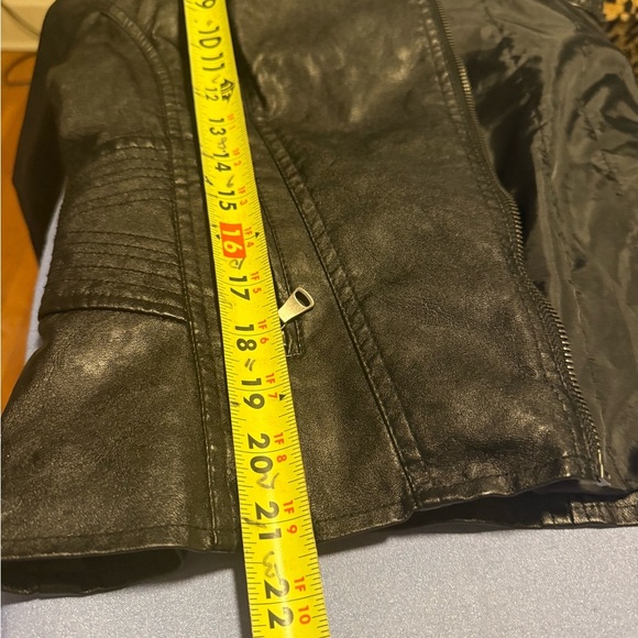 Guess Black Faux Leather Jacket with Asymmetrical Zipper and Fitted Design - Picture 5 of 7